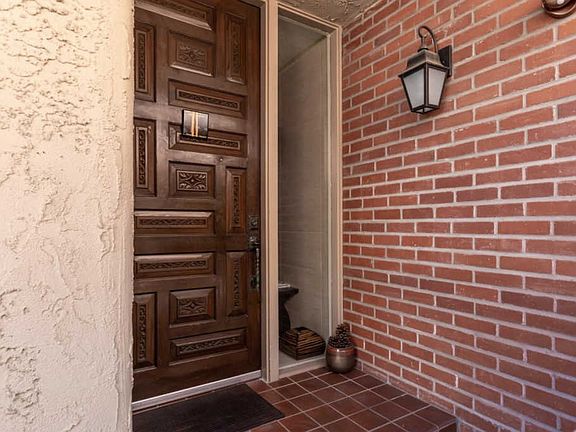 3rd image of 261 Casitas Bulevar
