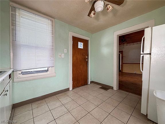4th image of 1583 Wellington Ave