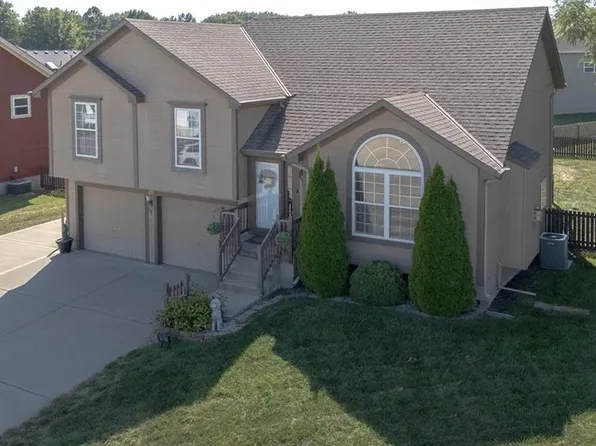1802 Lauren Ln, Kearney, MO 64060