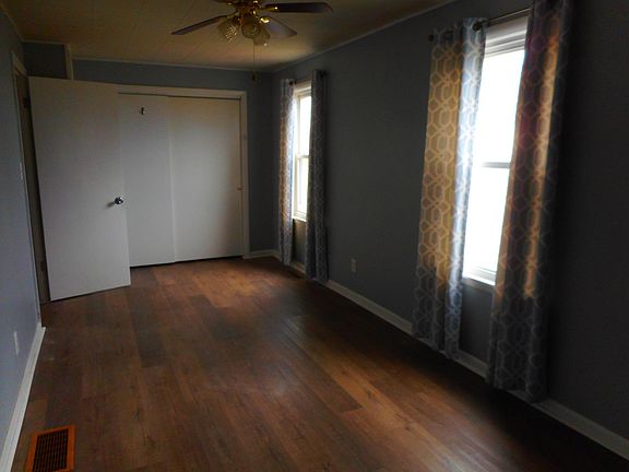 other end of downstair bedroom