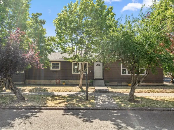 612 4th St, Woodburn, OR 97071