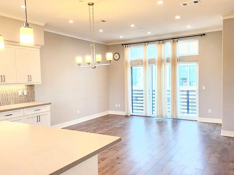 645 E Evelyn Ave — Photo 4