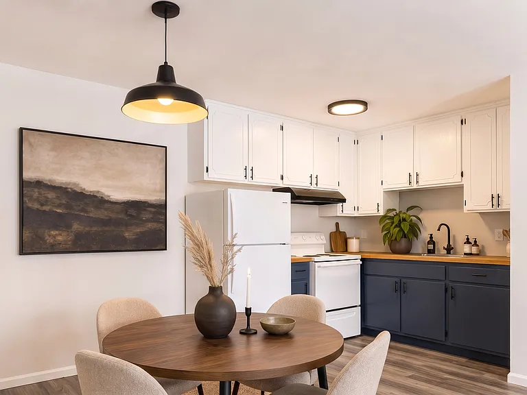 Relax in Style: Discover our Minneapolis Bedroom Haven on Minnehaha Avenue — Photo 10
