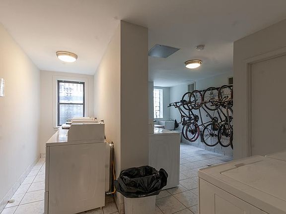 5th image of 932 W Leland Ave #405