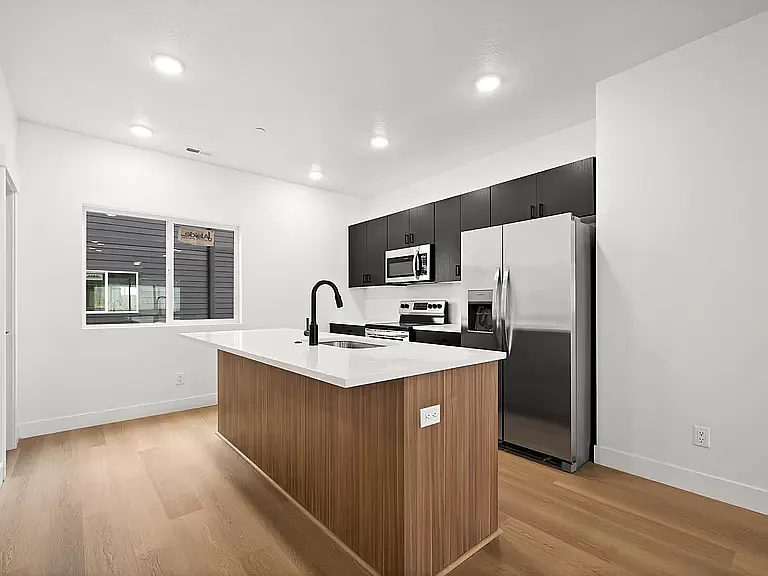 4 bed, 2.5 bath, 1710 sqft, $2,775 — Photo 3