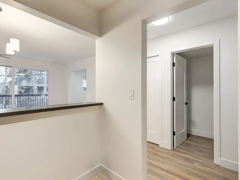 2404 16a St SW — Photo 35