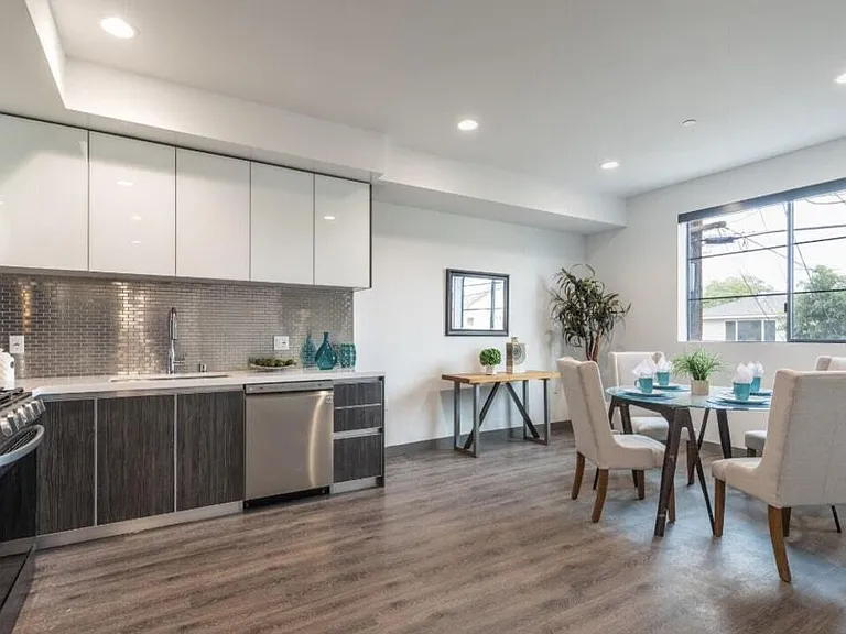 552 N Hobart Blvd #208 — Photo 4