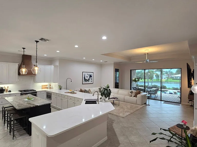 Do you like to entertain? This open plan is a dream for hosting.
