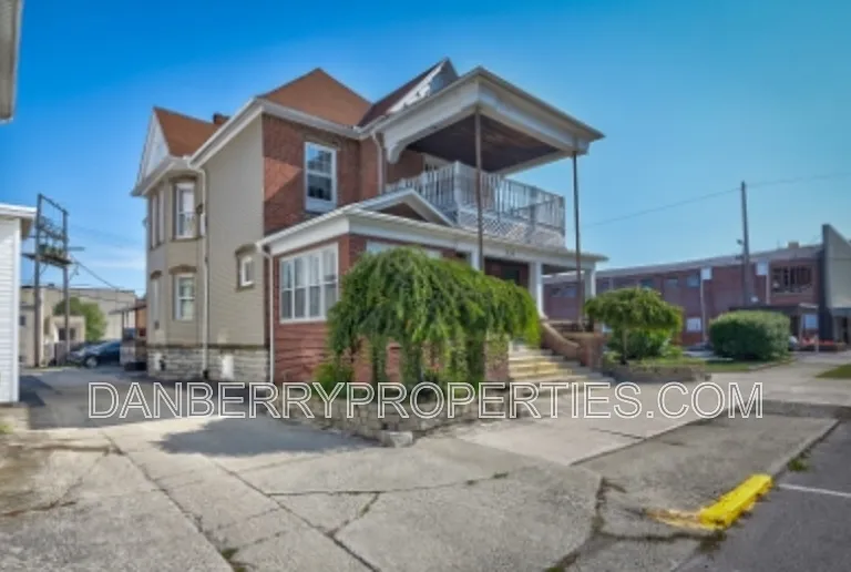 134 W Tiffin St #B — Photo 2