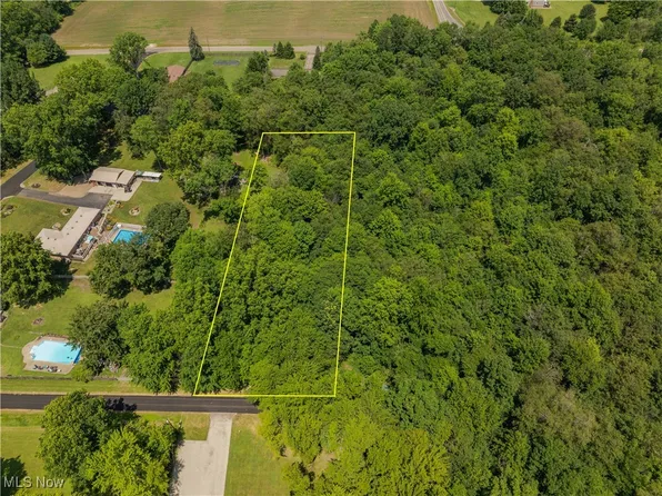 Meadow St NE, Alliance, OH 44601