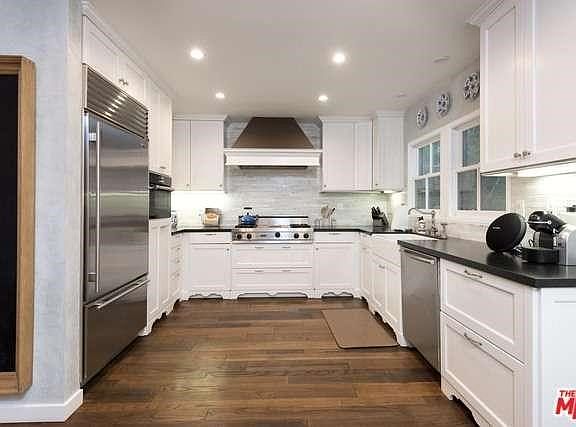4th image of 2542 N Benedict Canyon Dr