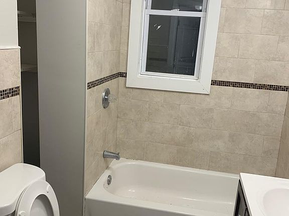 5th image of 422 Woodside Ave APT 2