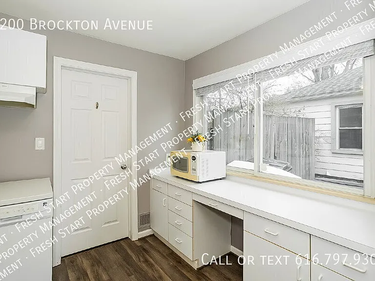 2200 Brockton Ave — Photo 11
