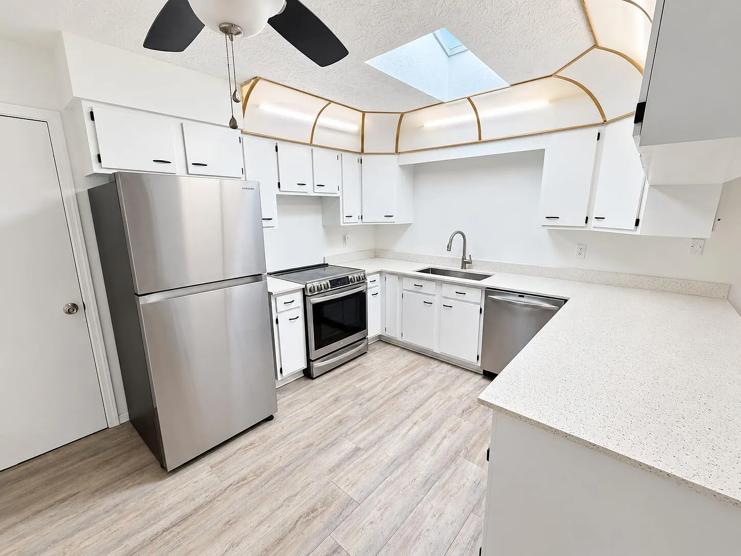 3 bed, 2.0 bath, 1760 sqft, $2,650 — Photo 3