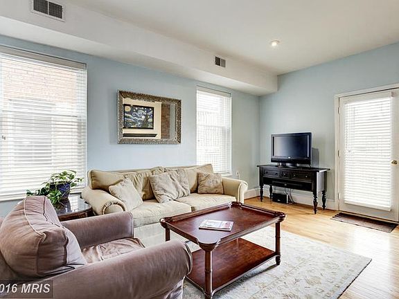 Living Room (1 of 2)