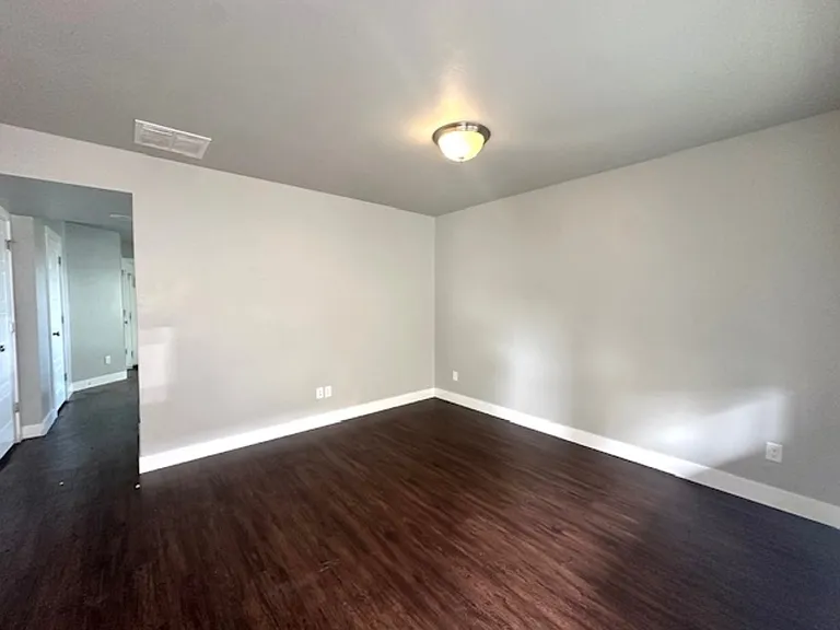 385 S 480 W — Photo 5