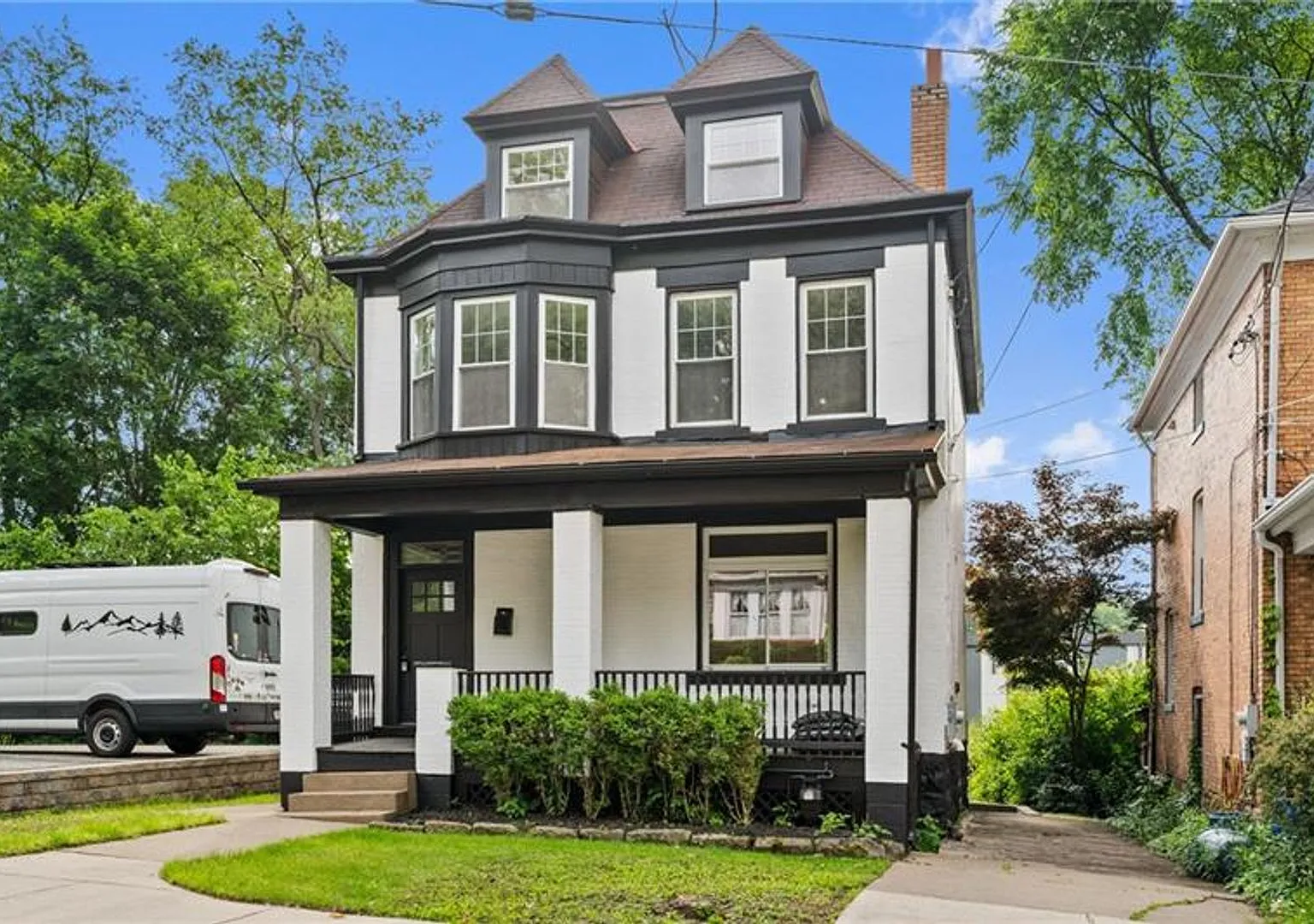 Beautiful Home in the hear of Edgewood — Photo 4