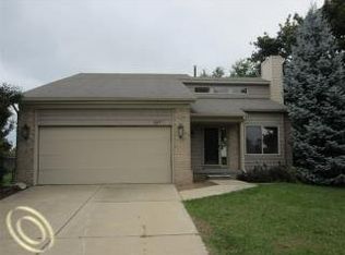 1075 Baker Ct, Troy, MI 48083