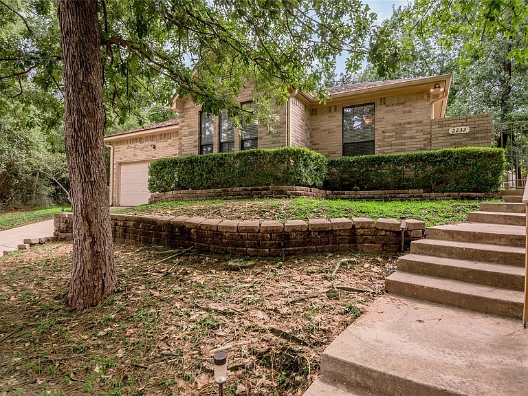 2232 Azalea Cir — Photo 1