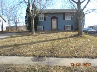 1005 Cardinal Dr, Maquoketa, IA 52060