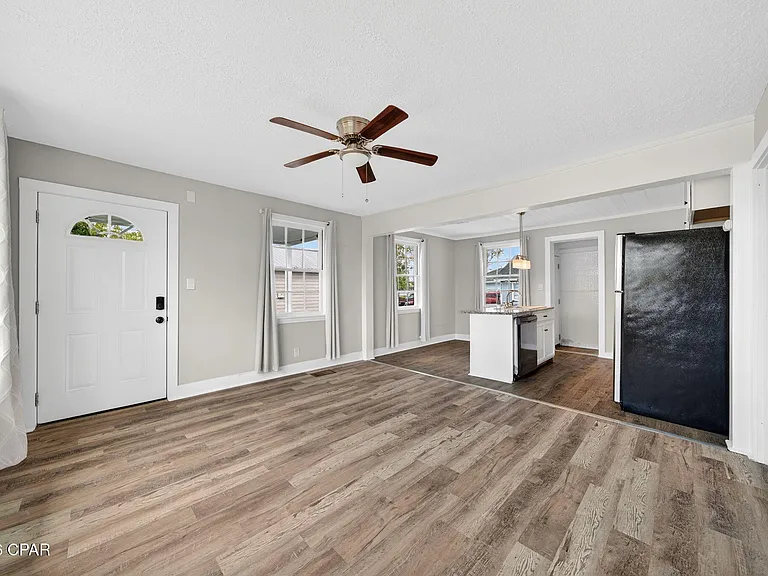 1114 McKenzie Ave #A — Photo 5