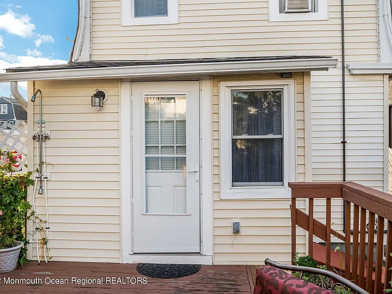 51 Seadrift Ave — Photo 24
