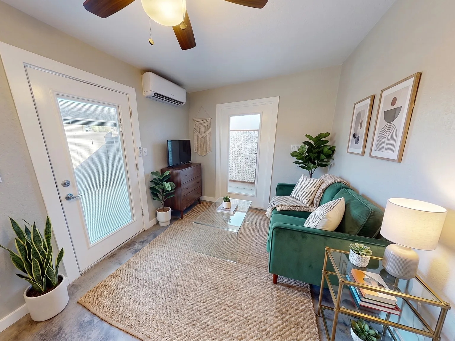 Studio, 250 sqft, $895 — Photo 3