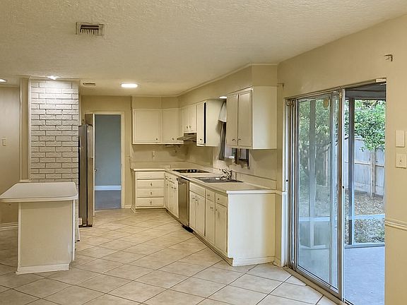 4th image of 4425 Jeannette Dr