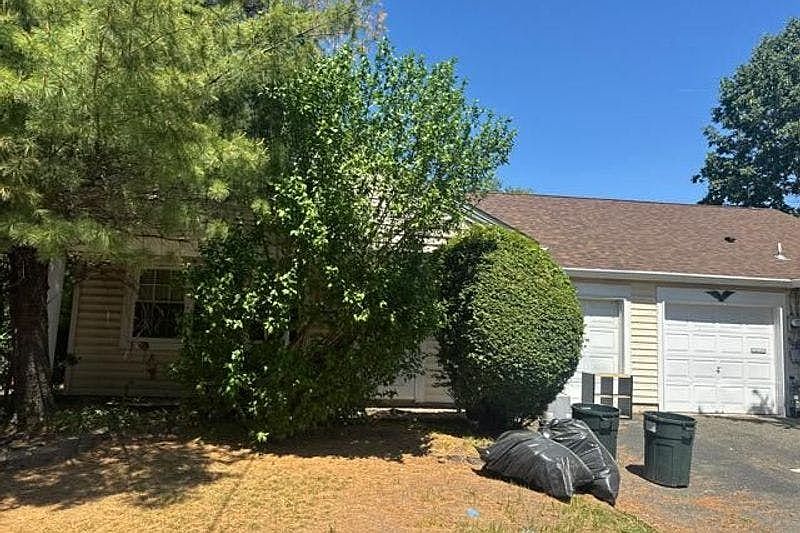 1st image of 102 Waldorf Pl