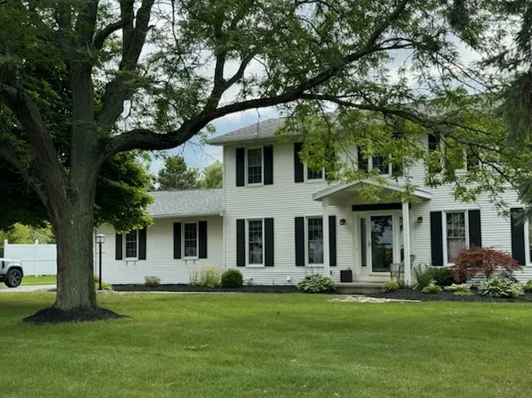 8426 Stringham Dr, Batavia, NY 14020