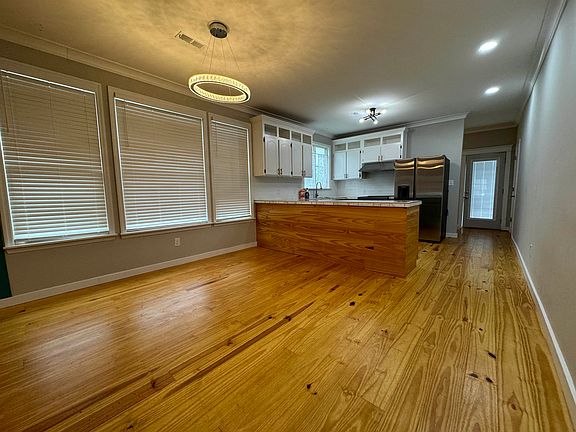 3rd image of 330 W Birnie St