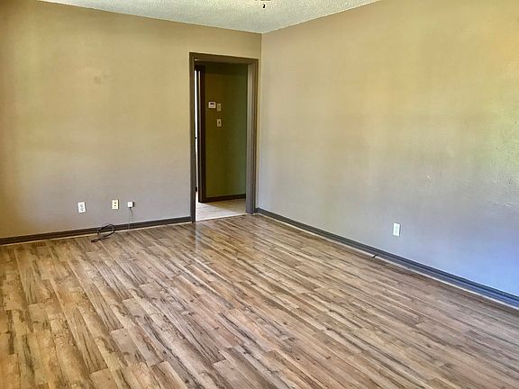 4th image of 228 W Circle Dr