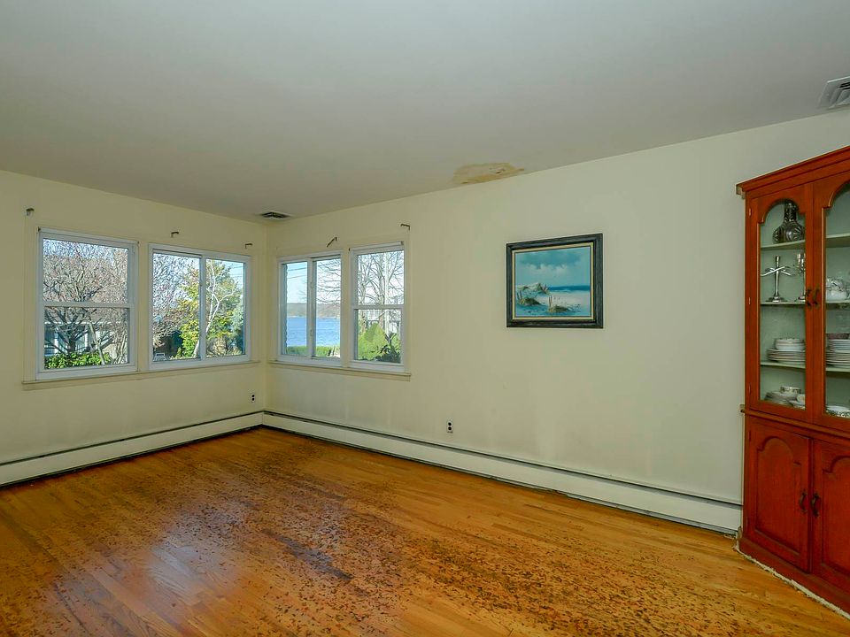 1st image of 7 Seawanhaka Pl