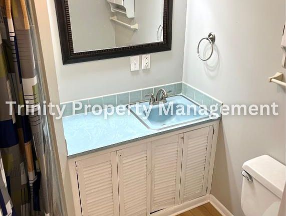 4th image of 628 Collins Ave APT 1