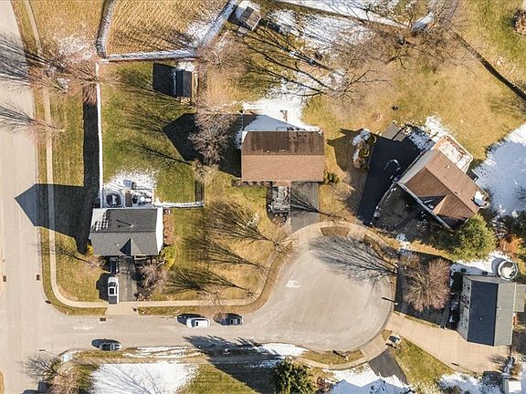 5th image of 303 Trail Ct E