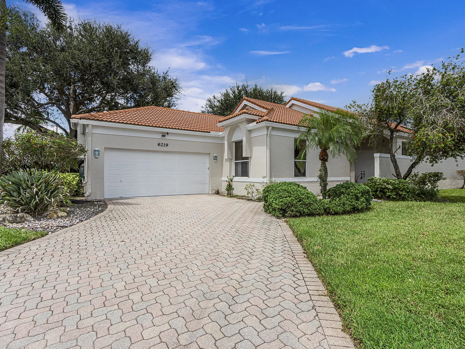 3 bed, 2.0 bath, 2489 sqft, $6,000 — Photo 1