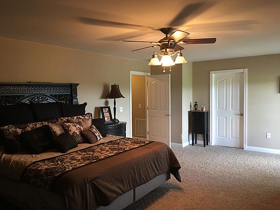 5th image of 640 Clubhouse Dr