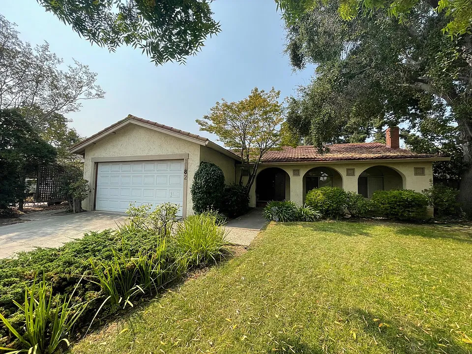 1182 Crespi Dr