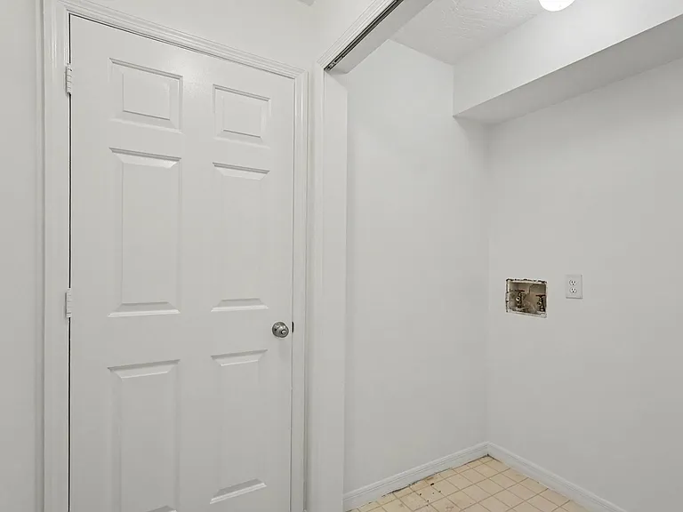 115 11th Ave — Photo 24