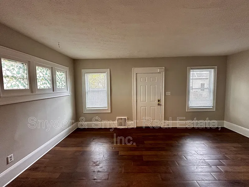3 bed, 1.0 bath, $895 — Photo 2