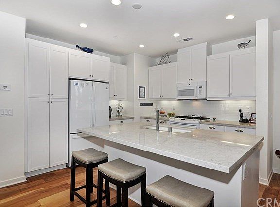 Beautiful kitchen with lots of storage