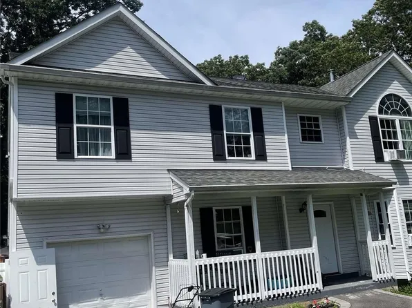 31 West Lane, Medford, NY 11763
