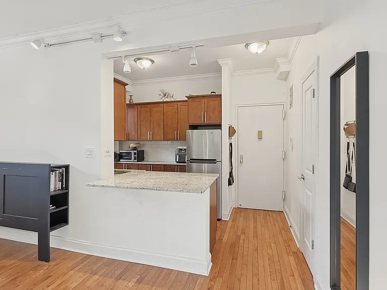 4489 Broadway #2D — Photo 3