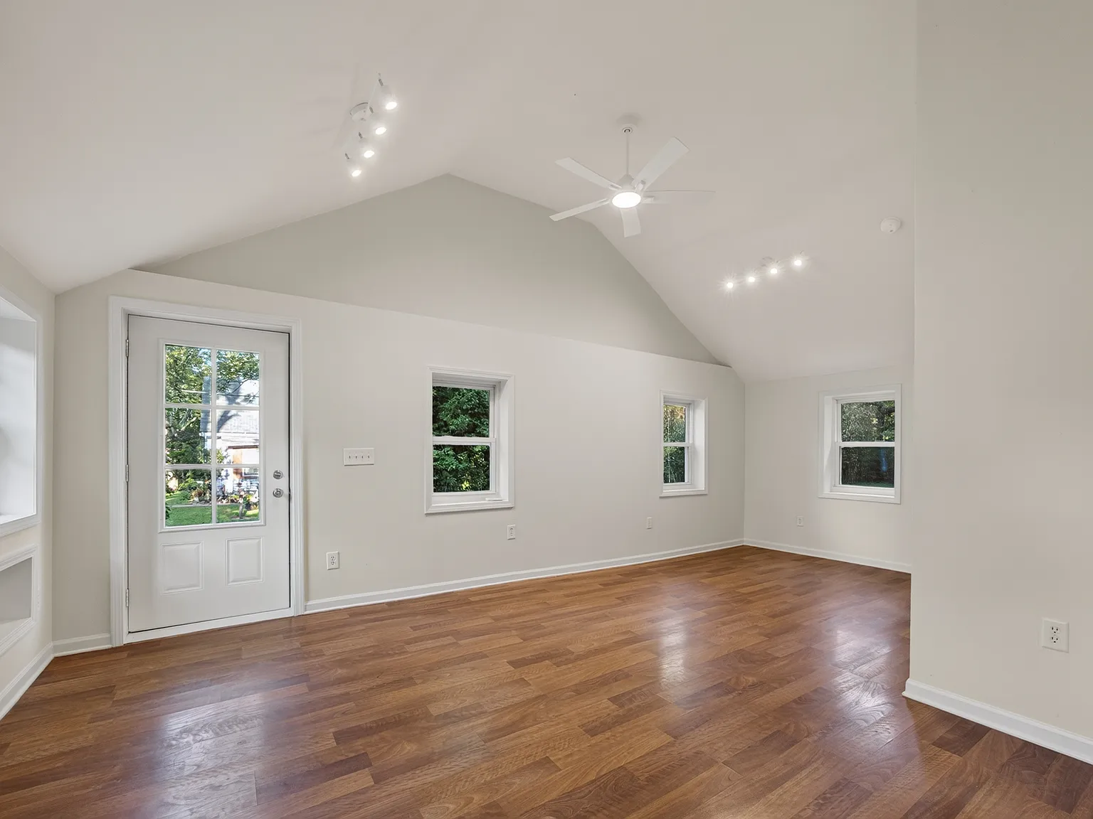 1 bed, 592 sqft, $1,200 — Photo 2