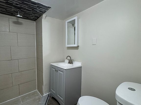4th image of 138 Fulton Ave #1