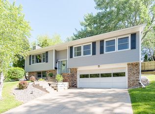 1365 Meadow Lane Dr, Bettendorf, IA 52722