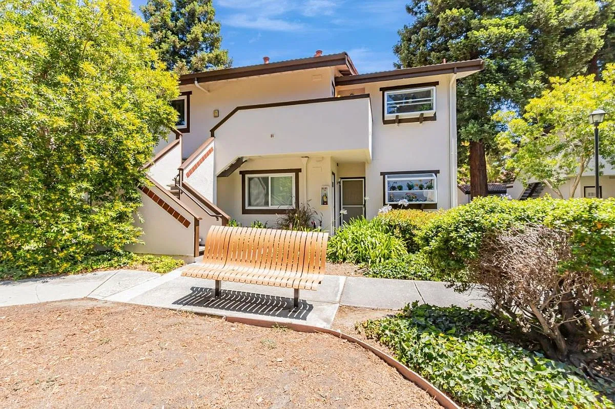 1 bed, 1.0 bath, 825 sqft, $2,500 — Photo 1