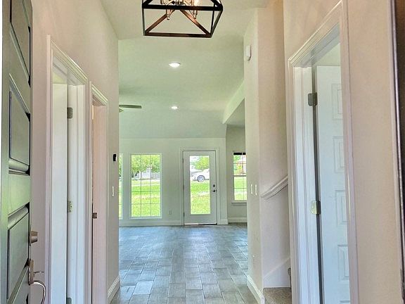2nd image of 805 W Shane Ct