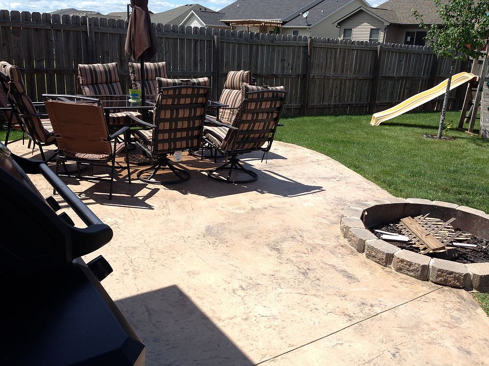 Patio w/ built-in fire pit