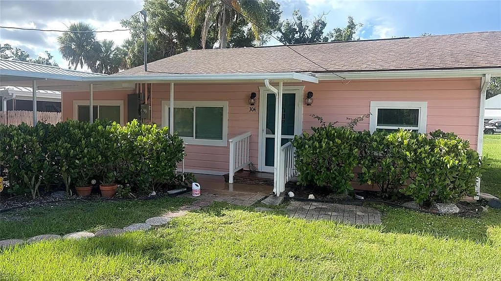 3 bed, 2.0 bath, 912 sqft, $1,900 — Photo 1